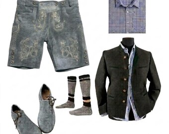 Könnte beinhalten: Ein Bekleidungsset bestehend aus einer grauen Lederhose mit gestickten Hirschmotiven, einem blau-weiß karierten Hemd, einer dunkelgrauen Wollmischjacke, einem Paar grauen Wildlederschuhen und grauen Strickstrümpfen mit dunklen Bündchen.