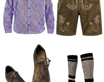 Könnte beinhalten: Ein langärmeliges lila-weiß kariertes Hemd, eine braune Lederhose mit weißer Stickerei, ein Paar abgenutzte braune Lederschnürschuhe und zwei gemusterte graue Kniestrümpfe mit schwarzen Bündchen und schwarzen Zehenbereichen.