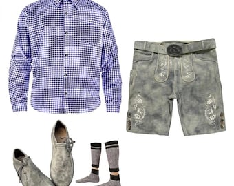 Könnte beinhalten: Ein langärmeliges Hemd mit blau-weißem Vichy-Muster, eine graue Lederhose mit weißer Blumenstickerei und passendem Gürtel, ein Paar graue Wildlederschuhe sowie ein Paar graue Strickstrümpfe mit schwarzen Streifen am Bündchen.