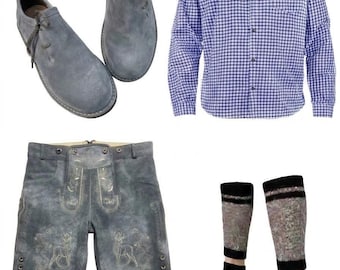 Könnte beinhalten: Ein Bekleidungsset bestehend aus einem Paar grauen Wildlederschuhen mit Schnürsenkeln, einem blau-weiß karierten Langarmhemd, einer grauen Lederhose mit gestickten Hirschmotiven und einem Paar gemusterten grauen Socken mit schwarzen Bündchen.