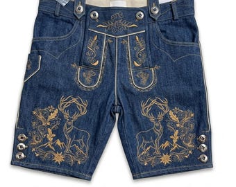 Könnte beinhalten: Dunkelblaue Lederhosen-Shorts aus Denim mit aufwendiger goldfarbener Stickerei von Hirschen, Blumenmustern und Bergmotiven. Die Shorts verfügen über Hosenträger, silberfarbene Metallknöpfe und einen kleinen Plastikbeutel mit Ersatzknöpfen.