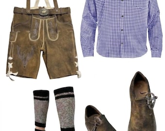 Könnte beinhalten: Eine braune Lederhose mit Trägern und Hirschstickereien, ein langärmeliges Hemd mit lila-weißem Vichy-Karo, ein Paar grau-schwarz gemusterte Kniestrümpfe sowie ein Paar braune Lederschuhe mit Schnürsenkeln und flacher Sohle.