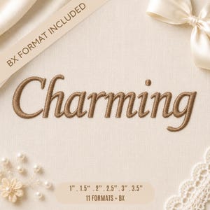 Peut inclure: Un motif de broderie présentant le mot Charming dans une police cursive marron sur un fond en tissu clair. L'image inclut le texte BX FORMAT INCLUDED et indique les tailles 2,54 cm, 3,81 cm, 5,08 cm, 6,35 cm, 7,62 cm et 8,89 cm.