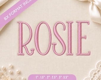 Puede incluir: Un diseño de bordado con el nombre ROSIE en hilo rosa sobre una tela clara. Una banda diagonal morada dice BX FORMAT INCLUDED. Un rectángulo morado con esquinas redondeadas muestra los tamaños 2,5 cm, 3,8 cm, 5,1 cm, 6,4 cm, 7,6 cm, 8,9 cm y 11 FORMATS + BX.