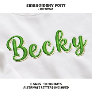 Op de afbeelding: Een borduurlettertypeontwerp met de naam Becky in cursief schrift. De letters zijn geborduurd in felgroen met een lichtgeel schaduweffect op een witte stoffen achtergrond. De tekst bovenaan luidt EMBROIDERY FONT + BX FORMAT.
