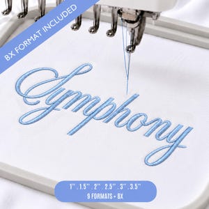 Może przedstawiać: Tamborek z białą tkaniną, na której wyhaftowano słowo Symphony jasnoniebieską nicią. Niebieski ukośny baner zawiera napis BX FORMAT INCLUDED. Niebieska prostokątna etykieta wymienia rozmiary 1", 1.5", 2", 2.5", 3", 3.5" oraz 9 FORMATS + BX.