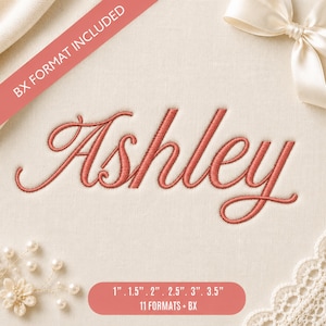 Op de afbeelding: Een borduurontwerp met de naam Ashley in een koraalkleurig scriptlettertype op een crèmekleurige stoffen achtergrond. Een diagonale koraalkleurige banner leest BX FORMAT INCLUDED en een onderste koraalkleurig label toont maten van 2,5 cm tot 8,9 cm.