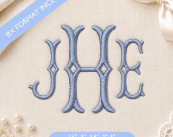 Puede incluir: Un monograma bordado azul con las letras J, H y E en una fuente serif decorativa. Una banda diagonal azul claro muestra el texto BX FORMAT INCLUDED, y una banda azul inferior enumera los tamaños 3,8, 5,1, 6,4, 7,6 y 10,2 cm.