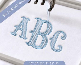 Puede incluir: Una aguja de máquina de bordar cosiendo las letras ABC en hilo azul claro sobre tela blanca. Una banda diagonal dice BX FORMAT INCLUDED, y una etiqueta inferior enumera los tamaños 1.5 pulgadas, 2 pulgadas, 2.5 pulgadas, 3 pulgadas, 3.5 pulgadas, 4 pulgadas, 11 formatos más BX.