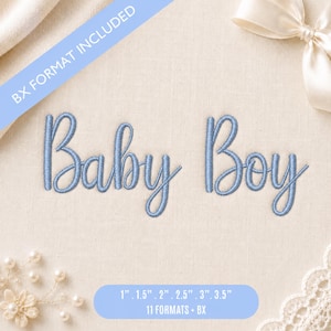 以下が含まれることがあります： ライトブルーの筆記体でBaby Boyと刺繍されたデザイン。青い斜めのバナーにはBX FORMAT INCLUDEDと記され、青い長方形のラベルには2.54、3.81、5.08、6.35、7.62、8.89cmのサイズと11種類のフォーマットが記載されています。