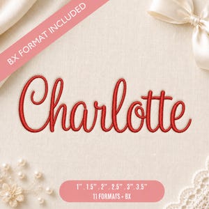 Puede incluir: Un diseño de bordado con el nombre Charlotte en letra cursiva roja sobre una tela color crema. Una banda diagonal rosa dice BX FORMAT INCLUDED, y una etiqueta rosa en la parte inferior enumera los tamaños 1", 1.5", 2", 2.5", 3", 3.5".