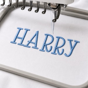 Harry Mischief broderitypsnitt BX, Playful Storybooktypsnitt, nyckfullt serifbroderi, barnnamntypsnitt, Pes Dst Jef Vp3, direktnedladdning