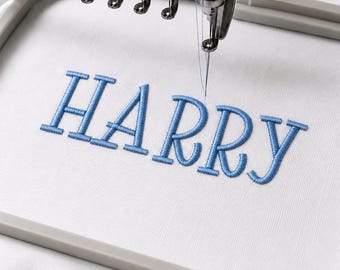 Police de broderie Harry Mischief BX, police de caractères de livre de contes ludiques, broderie lunatique avec empattement, police de caractères pour le nom des enfants, Pes Dst Jef Vp3, téléchargement immédiat