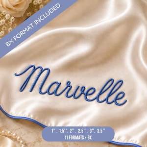 Peut inclure: Un tissu lisse de couleur cr&egrave;me avec le nom Marvelle brod&eacute; en bleu dans une &eacute;criture cursive. Une bordure bleue borde le tissu. Le texte sur l'image inclut BX FORMAT INCLUDED et 1&rdquo;, 1.5&rdquo;, 2&rdquo;, 2.5&rdquo;, 3&rdquo;, 3.5&rdquo; 11 FORMATS + BX.