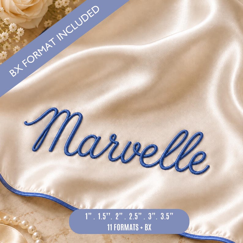 Peut inclure: Un tissu lisse de couleur cr&egrave;me avec le nom Marvelle brod&eacute; en bleu dans une &eacute;criture cursive. Une bordure bleue borde le tissu. Le texte sur l'image inclut BX FORMAT INCLUDED et 1&rdquo;, 1.5&rdquo;, 2&rdquo;, 2.5&rdquo;, 3&rdquo;, 3.5&rdquo; 11 FORMATS + BX.