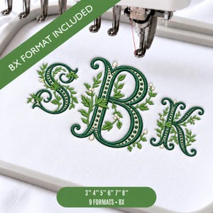Puede incluir: Un diseño de bordado con las letras SBK en una fuente decorativa con hojas verdes y bayas blancas, cosido sobre tela blanca en un bastidor de bordado gris. El texto BX FORMAT INCLUDED y 3" 4" 5" 6" 7" 8" 9 FORMATS + BX es visible.