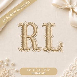 Puede incluir: Letras R y L bordadas en color dorado con una fuente serif y un contorno decorativo. El texto BX FORMAT INCLUDED aparece en la esquina superior izquierda. Una franja inferior muestra el texto 1.5", 2", 2.5", 3", 4" y 11 FORMATS + BX.