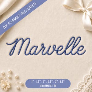 Puede incluir: Un diseño de bordado con la palabra Marvelle en letra cursiva azul sobre un fondo de tela crema. Una banda diagonal azul dice BX FORMAT INCLUDED, y una etiqueta azul inferior enumera los tamaños 1, 1.5, 2, 2.5, 3, 3.5 pulgadas y 11 formatos más BX.