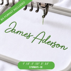 Könnte beinhalten: Eine Stickmaschinennadel befindet sich über einem weißen Stoff, der in einem grauen Rahmen eingespannt ist. Die Maschine stickt den Namen James Aderson mit grünem Schreibschriftgarn. Der Text umfasst BX FORMAT INCLUDED und 1, 1.5, 2, 2.5, 3, 3.5 cm.