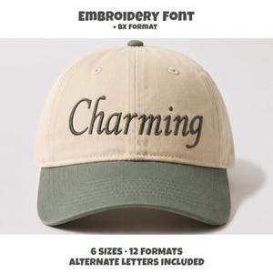 Könnte beinhalten: Eine beige Baseballkappe mit dunkelgrünem Schirm und dem Wort Charming in dunkelgrauer Schreibschrift auf der Vorderseite. Der Text EMBROIDERY FONT + BX FORMAT steht über der Kappe, und 6 SIZES 12 FORMATS ALTERNATE LETTERS INCLUDED steht darunter.