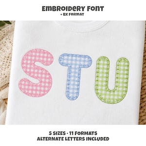 Peut inclure: Un motif de police de broderie présentant les lettres S, T et U avec un motif vichy. Le S est rose, le T est bleu et le U est vert. Les lettres ont un effet de bordure cousue. Le texte indique : EMBROIDERY FONT + BX FORMAT, 5 SIZES 11 FORMATS, ALTERNATE LETTERS INCLUDED.