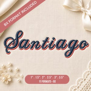 Può includere: Un disegno per ricamo che mostra il nome Santiago in un carattere corsivo blu scuro con un contorno rosso. Il testo è su uno sfondo in tessuto chiaro con una fascia diagonale rosa che riporta BX FORMAT INCLUDED e un'etichetta rosa con le misure 2,54 cm, 3,81 cm, 5,08 cm, 6,35 cm, 7,62 cm e 8,89 cm.