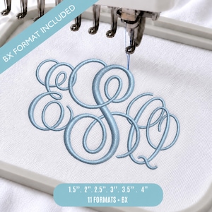 Peut inclure: Un cadre de machine à broder contenant du tissu blanc avec un monogramme cousu bleu clair représentant les lettres ESQ en écriture cursive. Une bannière diagonale bleue affiche le texte BX FORMAT INCLUDED, et une bannière inférieure indique 3,8 cm, 5,1 cm, 6,4 cm, 7,6 cm, 8,9 cm, 10,2 cm et 11 FORMATS + BX.
