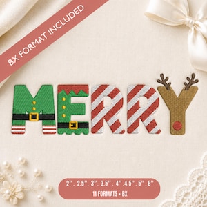 Pode incluir: Um design de bordado que soletra MERRY com temas festivos. O M e o E apresentam roupas de elfo verdes com cintos pretos e fivelas douradas. Os R têm listras vermelhas e brancas. O Y é castanho e decorado com chifres de rena.