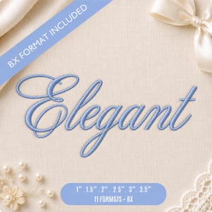 Puede incluir: Un diseño de bordado con la palabra Elegant en letra cursiva azul claro. La imagen incluye una banda diagonal azul que dice BX FORMAT INCLUDED y una etiqueta rectangular azul que enumera los tamaños 2,54 cm, 3,81 cm, 5,08 cm, 6,35 cm, 7,62 cm, 8,89 cm, 11 formatos más BX.