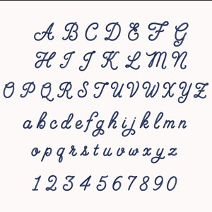 Peut inclure: Un ensemble complet de caract&egrave;res brod&eacute;s bleu fonc&eacute; comprenant les lettres majuscules A &agrave; Z, les lettres minuscules a &agrave; z et les chiffres 0 &agrave; 9. Chaque caract&egrave;re est pr&eacute;sent&eacute; dans un style d'&eacute;criture cursive fluide et continu.