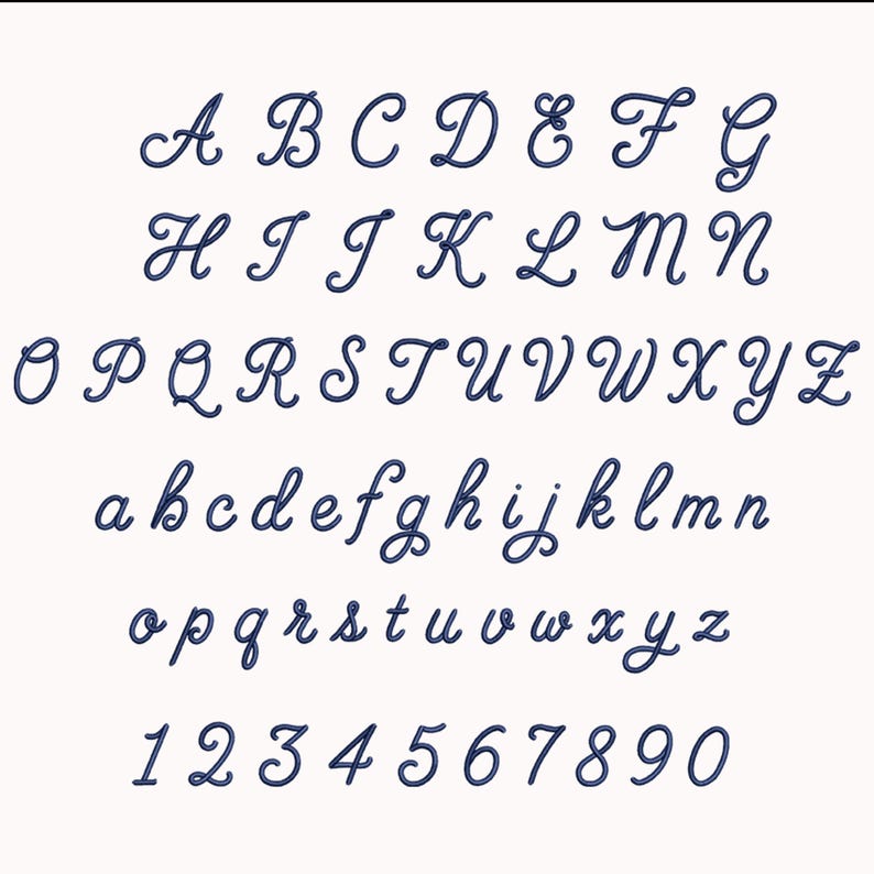 Peut inclure: Un ensemble complet de caract&egrave;res brod&eacute;s bleu fonc&eacute; comprenant les lettres majuscules A &agrave; Z, les lettres minuscules a &agrave; z et les chiffres 0 &agrave; 9. Chaque caract&egrave;re est pr&eacute;sent&eacute; dans un style d'&eacute;criture cursive fluide et continu.