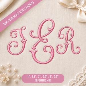 Può includere: Lettere monogramma ricamate in rosa I, E e R in un carattere corsivo su uno sfondo di tessuto color crema. Un banner diagonale rosa recita BX FORMAT INCLUDED, e un'etichetta rettangolare rosa elenca le dimensioni 1, 1.5, 2, 2.5, 3, 3.5 pollici, 11 formati più BX.