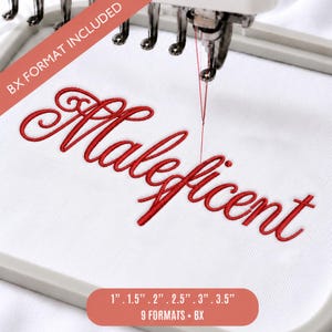 Könnte beinhalten: Ein Stickrahmen mit weißem Stoff, auf dem das Wort Maleficent in rotem Schreibschrift-Garn gestickt ist. Eine Nadel mit rotem Faden befindet sich über dem Text. Texteinblendungen lauten BX FORMAT INCLUDED sowie 1", 1.5", 2", 2.5", 3", 3.5", 9 FORMATS + BX.