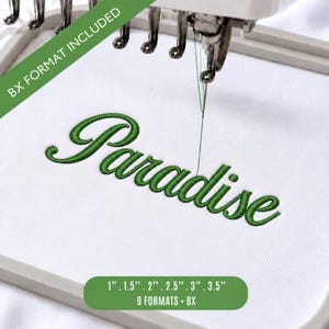 Puede incluir: Una aguja de máquina de bordar cosiendo la palabra Paradise con hilo verde sobre tela blanca. El diseño está sujeto en un bastidor de bordado gris claro. El texto en la imagen incluye BX FORMAT INCLUDED y 1", 1.5", 2", 2.5", 3", 3.5", 9 FORMATS + BX.