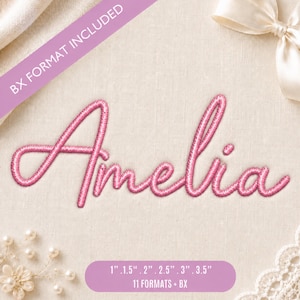 以下が含まれることがあります： ピンクの筆記体フォントで「Amelia」という名前が刺繍されたデザイン。画像には「BX FORMAT INCLUDED」というテキストが含まれ、1インチ、1.5インチ、2インチ、2.5インチ、3インチ、3.5インチのサイズと、11種類のフォーマットおよびBXフォーマットが記載されています。