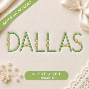 Op de afbeelding: Een borduurontwerp met de naam DALLAS in groen garen met gouden kettingschakelaccenten verwerkt in de letters. De afbeelding bevat de tekst BX FORMAT INCLUDED en vermeldt de maten 1,5", 2", 2,5", 3", 3,5", 4" met 11 formaten.