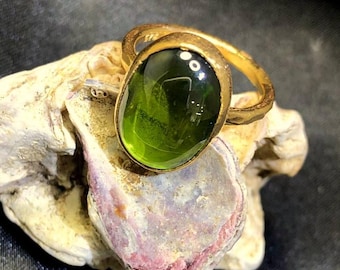 Peridotring, ring met groene edelsteen, sterlingzilveren ring, minimalistische sieraden, vintage stijl ring, handgemaakte zilveren ring, cadeau voor haar