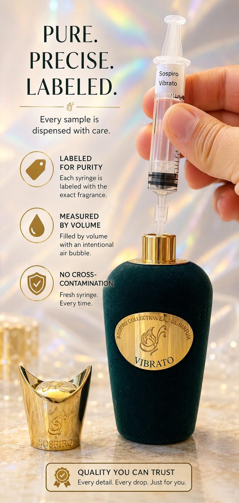 Op de afbeelding: Een doorzichtige plastic injectiespuit met het label Sospiro Vibrato vult een donkergroene parfumfles met een fluweelachtige textuur, een gouden dop en een rond goudkleurig etiket. De afbeelding bevat de tekst: PURE. PRECISE. LABELED. Every sample is dispensed with care.