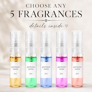 Puede incluir: Cinco viales de muestra de perfume de vidrio transparente de 2ml con etiquetas blancas que dicen perfume name y 2ml. Los líquidos son amarillos, verdes, azules, rosas y coral. El texto superior dice: CHOOSE ANY 5 FRAGRANCES details inside.