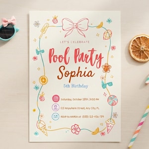 Pode incluir: Um cartão de convite retangular para uma festa na piscina do 5º aniversário de Sophia, com um laço rosa, ícones de verão coloridos e texto com data, hora e local. Acompanhado por óculos de sol azul-claros, uma fatia de laranja seca e uma palhinha às riscas.