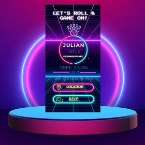 Pode incluir: Um convite digital de aniversário com um design neon, com o texto "LET'S ROLL & GAME ON!" e "JULIAN TURNS 12". O convite inclui um gráfico de pinos de boliche, data, hora e detalhes de RSVP, em um fundo retrô com luzes de néon azuis e rosas.