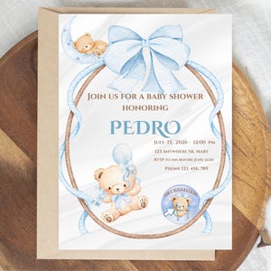 Inbjudan till babyshower med söt nallebjörn och pojke, digital telefon och utskrivbart kort med blå båge och pampasgräs