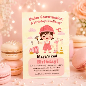Pode incluir: Um cartão de convite de aniversário retangular com uma personagem de desenho animado de capacete rosa e jardineiras, segurando um martelo. O texto diz Under Construction: A birthday is building!, Maya's 2nd Birthday! e detalhes do evento.