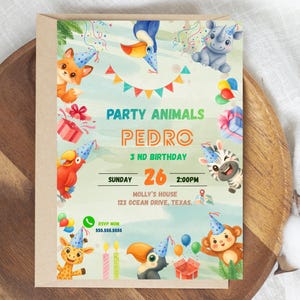 Pode incluir: Um convite de aniversário com ilustrações de animais de festa, incluindo uma raposa, um pinguim, um rinoceronte, uma zebra, um macaco e uma girafa. O convite diz "Party Animals PEDRO 3 ND BIRTHDAY" com a data, hora e local.