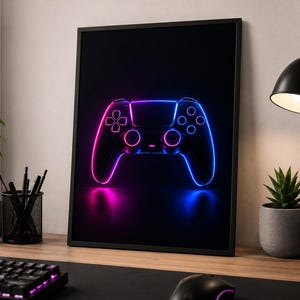 Könnte beinhalten: Gerahmtes Kunstwerk mit einem Videospiel-Controller im Neon-Stil in Blau- und Rosatönen vor schwarzem Hintergrund. Das Controller-Design ist beleuchtet und erzeugt eine lebendige und moderne Ästhetik. Das Kunstwerk wird auf einem Holzschreibtisch ausgestellt.