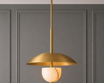 Luminária pendente em alabastro com acabamento em latão escovado, design moderno com cúpula, luminária suspensa em mármore, ideal para iluminação de ilha de cozinha e sala de jantar.