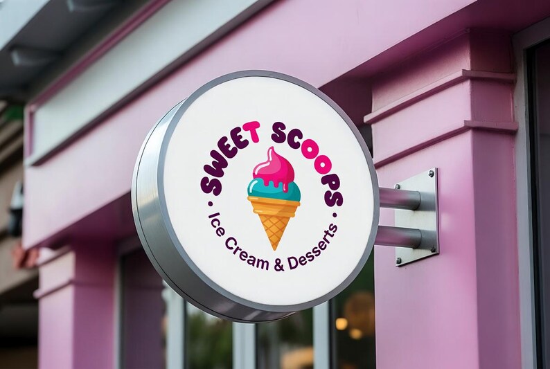 Puede incluir: Un letrero redondo e iluminado para "Sweet Scoops Ice Cream & Desserts" presenta un gr&aacute;fico de cono de helado colorido. El letrero est&aacute; montado en el exterior de un edificio rosa. El texto est&aacute; en una fuente l&uacute;dica con un esquema de color rosa y morado.