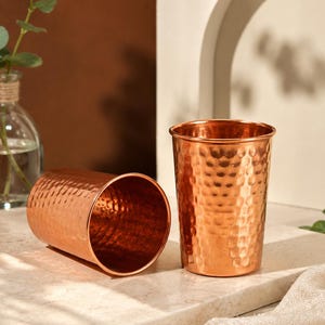 Set med 4 st hamrade glas i rent koppar, handgjorda vattenmuggar i koppar 250 ml, rustikt köksglas, inflyttningspresent, handgjord presentidé