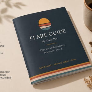 Peut inclure: Un livret bleu marine intitulé "FLARE GUIDE" avec un graphique de coucher de soleil. Le texte comprend "My Crisis Plan" et "When I can't think clearly, here's what I need." Texte additionnel: "held & heard - advocacy, support, clarity."