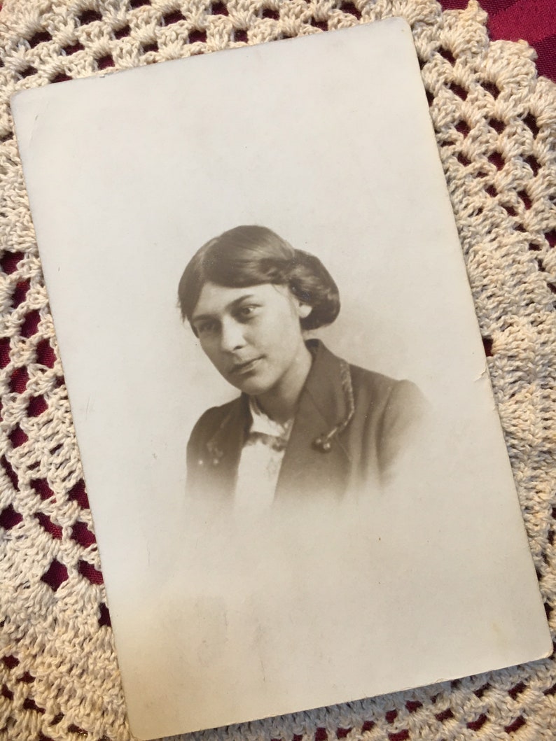 History White blouse Scrapbooking Wall d\u00e9cor - Fashion 1910s Vintage family photo of woman Necklace